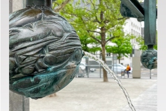 Der detailreiche Gewerbebrunnen auf dem Marktplatz